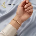 Pulsera Fuerza de Oro Oro Laminado 18K Dorado, Largo 17 cm Ancho 0.5 cm, Extensión 0.3 cm person.webp