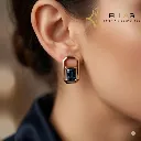 Huggie Realización Negra Oro Laminado 18K Dorado, Circonia Negra, Largo 1.5 cm Ancho 0.9 cm pers.webp