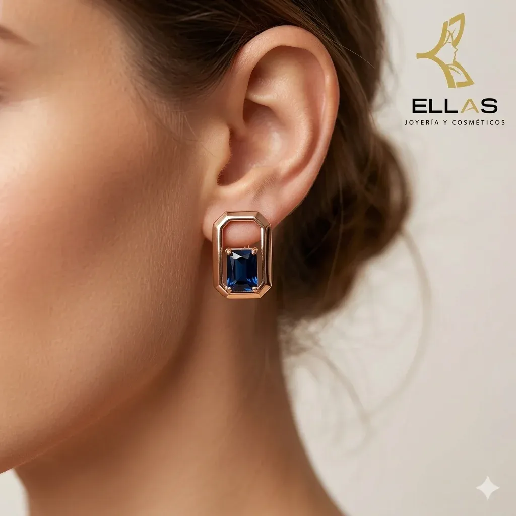 Huggie Realización Azul Oro Laminado 18K Dorado, Circonia Negra, Largo 1.5 cm Ancho 0.9 cm person.webp