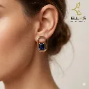 Huggie Realización Azul Oro Laminado 18K Dorado, Circonia Negra, Largo 1.5 cm Ancho 0.9 cm person.webp