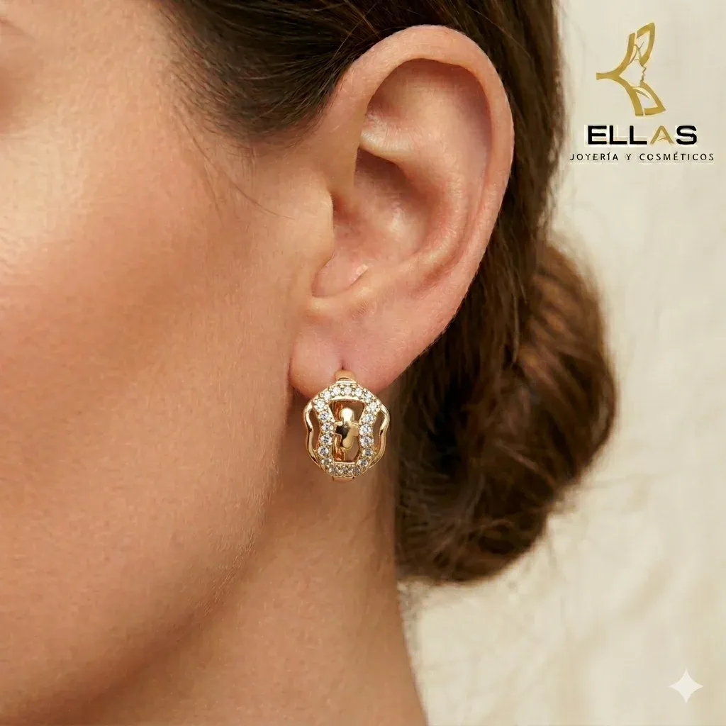 Huggie Escudo y Cruz Oro Laminado 18K Dorado Circonia Blanca 1.5 x 1 cm perso.webp