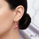 Arete Tenis Fucsia de Moda Oro Laminado 18K Dorado Esmalte Fucsia y Blanco 3 x 1.3 cm Perso.webp