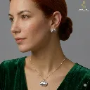 Juego Calabaza de Plata Oro Laminado 18K Blanco, Broquel Largo 0.9 cm Ancho 1.2 cm, Dije Largo 1.8 cm Ancho 1.2 cm persona.webp