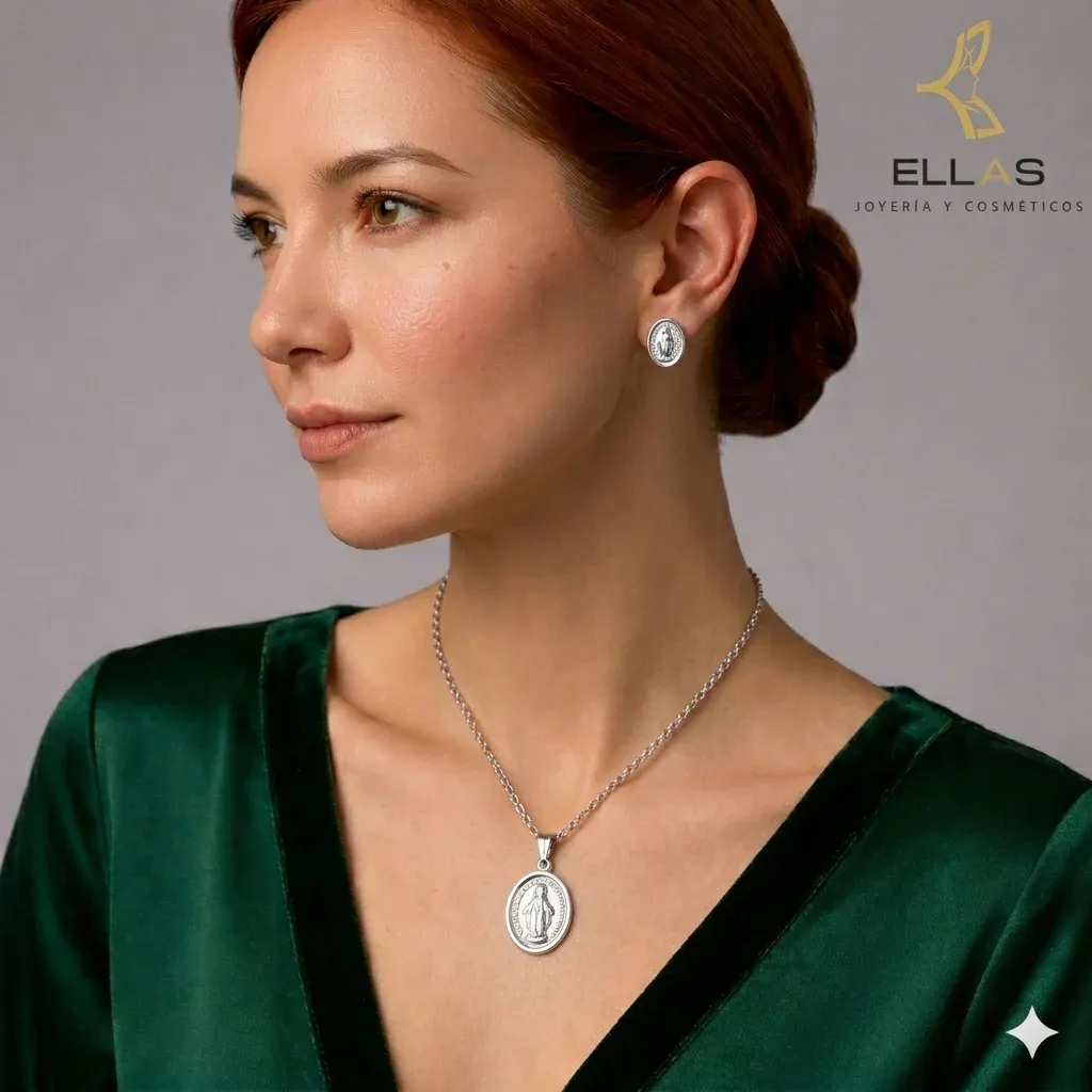 Juego Medallita Oro Laminado 18K Blanco, Huggie Largo 1.4 cm Ancho 1 cm, Dije Largo 2.2 cm Ancho 1 cm persona.webp