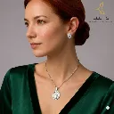 Juego Medallita Oro Laminado 18K Blanco, Huggie Largo 1.4 cm Ancho 1 cm, Dije Largo 2.2 cm Ancho 1 cm persona.webp