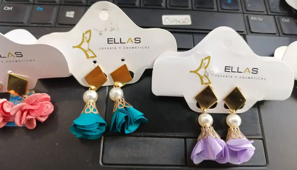 ARETES DE FLOR EN TELA 